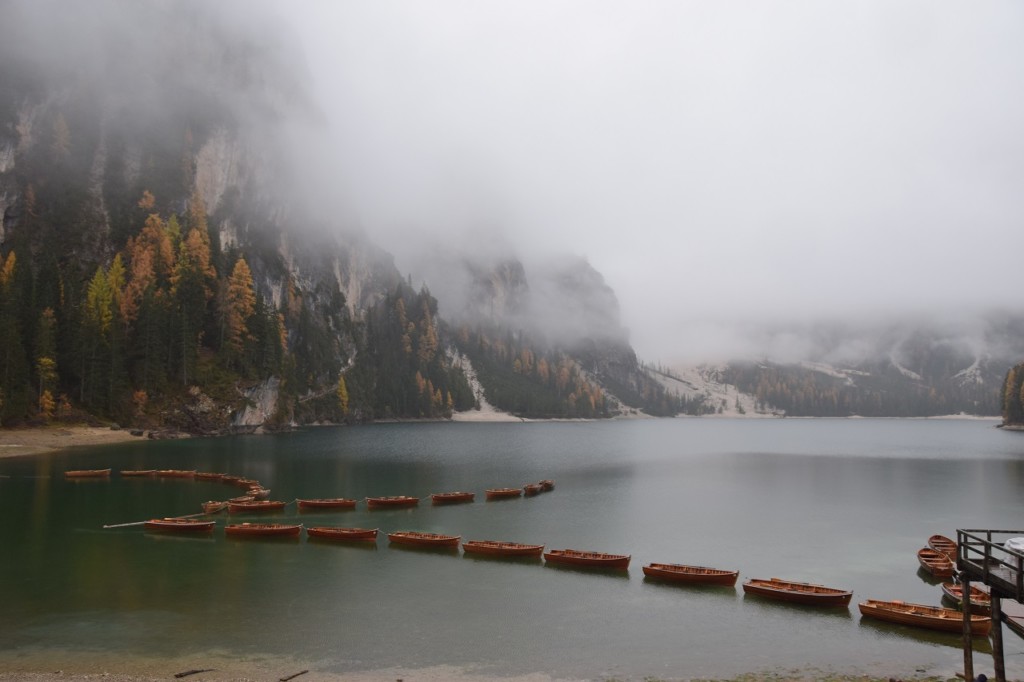 Lago di Braies dans le brouillard